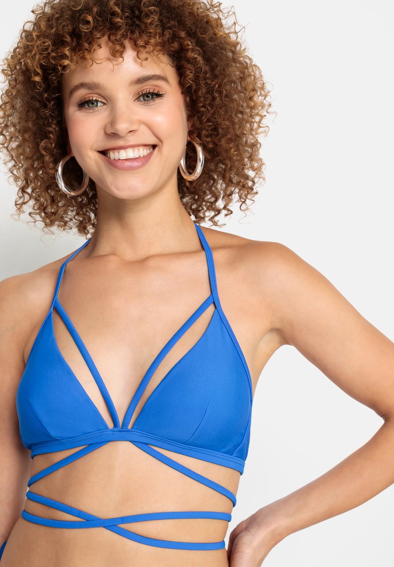 Top da bikini blu con coppe triangolari e multiple cinghie incrociate, realizzato in tessuto liscio, con un design minimalista.