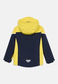 Chaqueta impermeable amarilla y azul marino con capucha, que presenta una franja blanca a lo largo de los hombros y un detalle reflectante en el dobladillo.