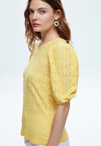 adL GUIPURE - Bluse - yellow