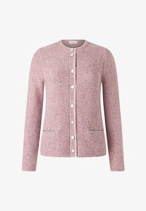 Hellrosa Strickjacke mit Rundhalsausschnitt, Knopfverschluss und zwei Fronttaschen mit kontrastierendem Besatz und silbernen Knöpfen.