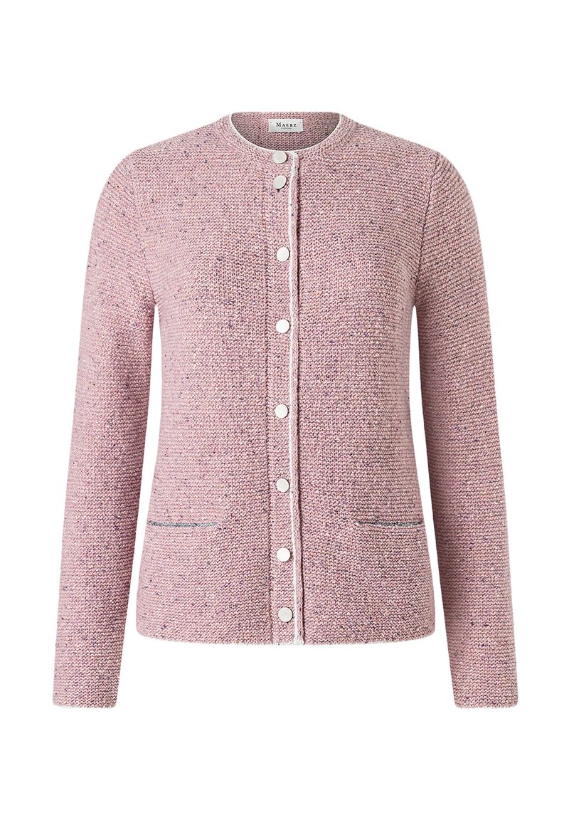 Hellrosa Strickjacke mit Rundhalsausschnitt, Knopfverschluss und zwei Fronttaschen mit kontrastierendem Besatz und silbernen Knöpfen.