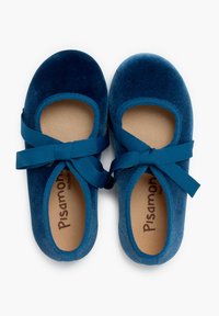Ballerine in velluto blu navy con punta arrotondata, cinturini elastici e soletta color nocciola con "Pisamonas" stampato in marrone.