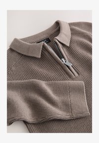 Sélectionné, mink brown