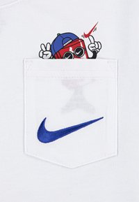 Nike Sportswear PEACE - Marškinėliai su spaudiniu - white