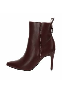 Stivale alla caviglia bordeaux con punta affilata, finitura in pelle liscia, alto tacco a stiletto e un dettaglio decorativo di borchie lungo la cucitura laterale.