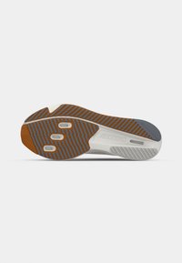 Adizero hardloopschoen met een grijze basis, oranje en witte patronen, gestructureerde groeven voor grip en reliëfbranding.