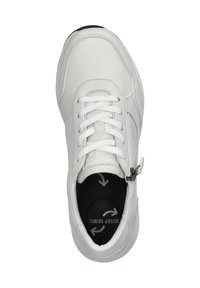 Hvide sportssko med en glat læderoverdel, rund tå, snørebånd og en sideslids. Har en polstret sort sål med retningspile.