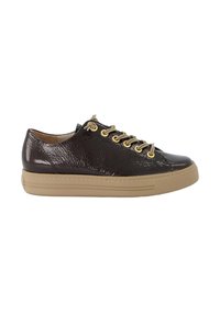 Bruine gepatenteerde leren sneakers met gouden oogjes en beige rubberen zolen, met een gestructureerd oppervlak en ronde neuzen.
