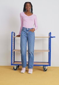 Levi's® V NECK BABY TEE - Långärmad tröja - pink lavender