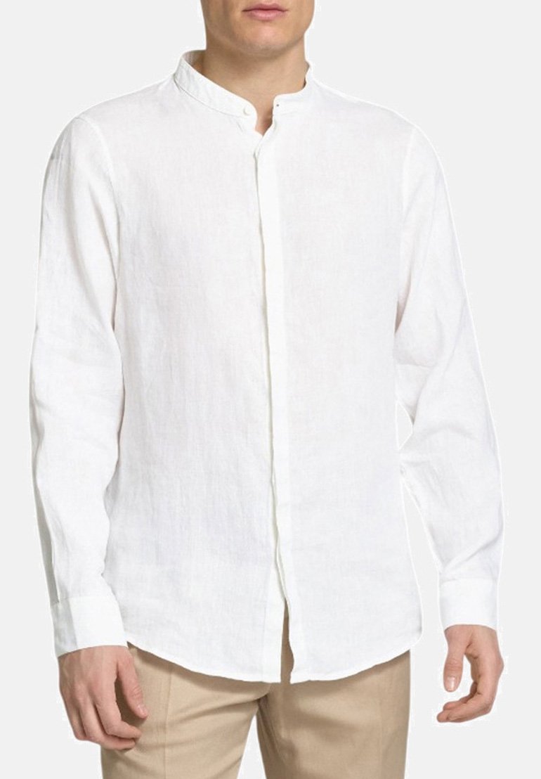 Camicia bianca in lino a maniche lunghe con colletto alto, chiusura frontale con bottoni e taglio dritto. Presenta una leggera texture e maniche con polsini.