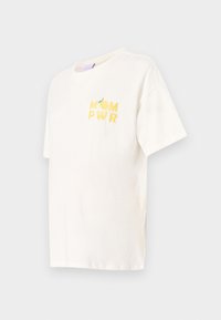 Off-white bomullströja med avslappnad passform. Har gul broderad text "MOM PWR" och en liten fruktgrafik på bröstet.