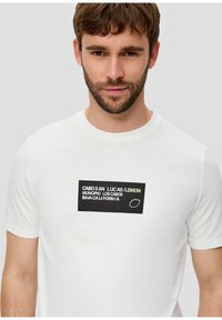 s.Oliver MIT FRONT - T-shirt print - weiß