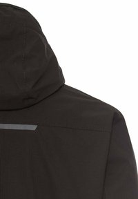 Veste noire imperméable avec capuche, comportant une bande réfléchissante à l'arrière. Le tissu est texturé avec des détails de couture visibles.