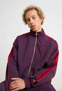 Puma T7  PLAY.LOUD. TRACK - Chaqueta de entrenamiento - midnight plum