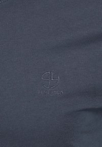 Navyblauwe katoenen stof met ribbelstructuur met een tone-on-tone geborduurd logo "Key Largo" aan de linkerkant.