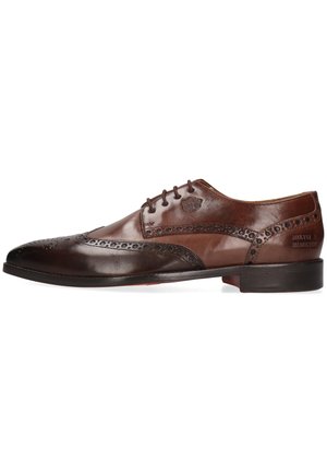 Scarpa da cerimonia in pelle marrone con dettagli brogue, caratterizzata da punta arrotondata, lacci piatti e una finitura liscia. Logo stampato sul lato.