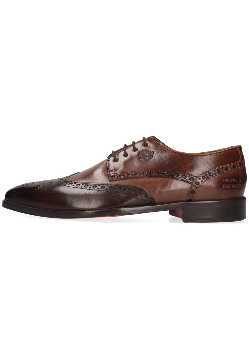 Chaussure de ville en cuir marron avec des brogues, présentant un orteil arrondi, des lacets plats et une finition lisse. Logo estampé sur le côté.