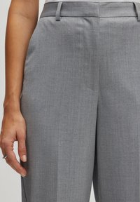 Grau maßgeschneiderte Hose mit einer glatten Textur, geradem Bein, Gürtelschlaufen und einem dezenten Nadelstreifenmuster.