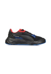 Scarpe da ginnastica nere con accenti rossi e blu. Materiali in rete e sintetici. Suola spessa con grip testurizzato e dettagli con logo.