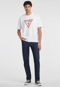 Guess Jeans ICONIC  - T-shirt con stampa - weiß