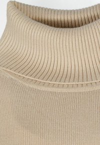 Pulover bej, cu guler înalt, cu un model texturat de tricot, realizat dintr-un material moale și călduros.