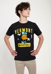 Černé bavlněné tričko s barevnou grafikou basketbalové postavy, na které je nápis "VERMONT" žlutě a "BASKETBALL" v žlutém banneru.