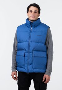 Chaleco acolchado azul con cuello alto, cierre de cremallera y dos grandes bolsillos frontales. Hecho de material brillante; textura suave.