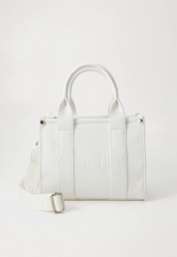 Fehér bőr táska dupla felső fogantyúval, dombornyomott márkanévvel, levehető vállpánttal és strukturált kialakítással.