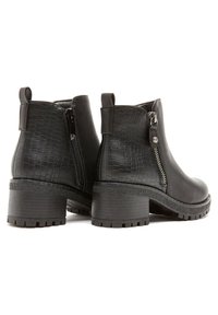 Stivaletti neri alla caviglia in pelle texture con motivo coccodrillo, dotati di zip laterale e tacco a blocco con suola scolpita.