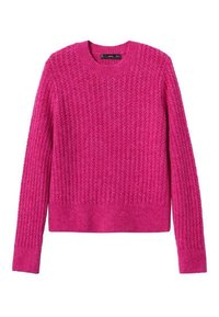 Heldroze gebreide trui met lange mouwen, ronde hals en een gewatteerd patroon op de voorkant en mouwen, plat gelegd op een witte achtergrond.