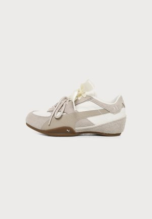 Puma, BELLA MINA  - Αθλητικά παπούτσια - birch/gum