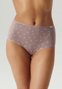 Wysokiej talii bielizna w jasnym mauve z białymi kwiatowymi wzorami. Miękka tkanina z elastycznym pasem i gładką fakturą.