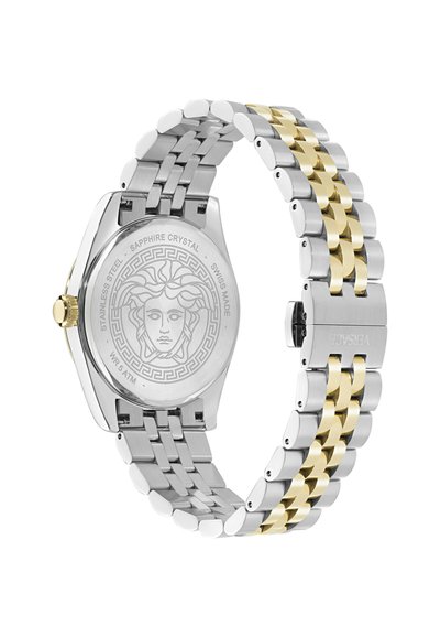 Bracelet de montre en métal bicolore avec un design de maillons argentés et dorés, orné d'une gravure de tête de Méduse et du logo "Versace" sur la boucle.