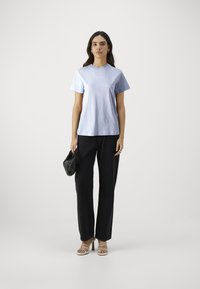 Calvin Klein MULTI LOGO REGULAR T-SHIRT - Basic póló - dream blue