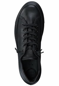 Sneaker en cuir noir avec une surface texturée, bout rond, système de laçage à six œillets et un col rembourré pour le confort.