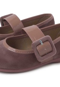Mary Jane boty v mauve semišové kůži s lesklým koženým popruhem. Mají čtvercovou sponu a měkkou texturu, navrženy pro pohodlí.