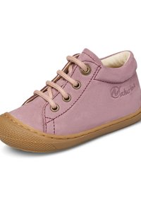 Sneaker in suede mauve per bambini con lacci rosa, suola in gomma e nome del marchio ricamato sul lato, mostrata da un angolo leggermente inclinato.