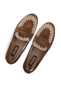 Bruine suède loafers met een geweven tan rand, platte zool en een centrale gestikte band. De binnenkant is voorzien van een donkergekleurde, gemarkeerde inlegzool.