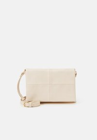Krämfärgad lädercrossbody-väska med en mjuk textur, rektangulär form och en minimalistisk design som har en stickad paneldetalj.