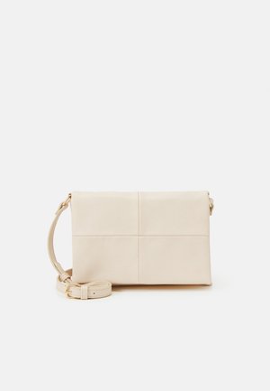 Sac en cuir crème à bandoulière, avec une texture lisse, une forme rectangulaire et un design minimaliste agrémenté d'un détail de panneau cousu.