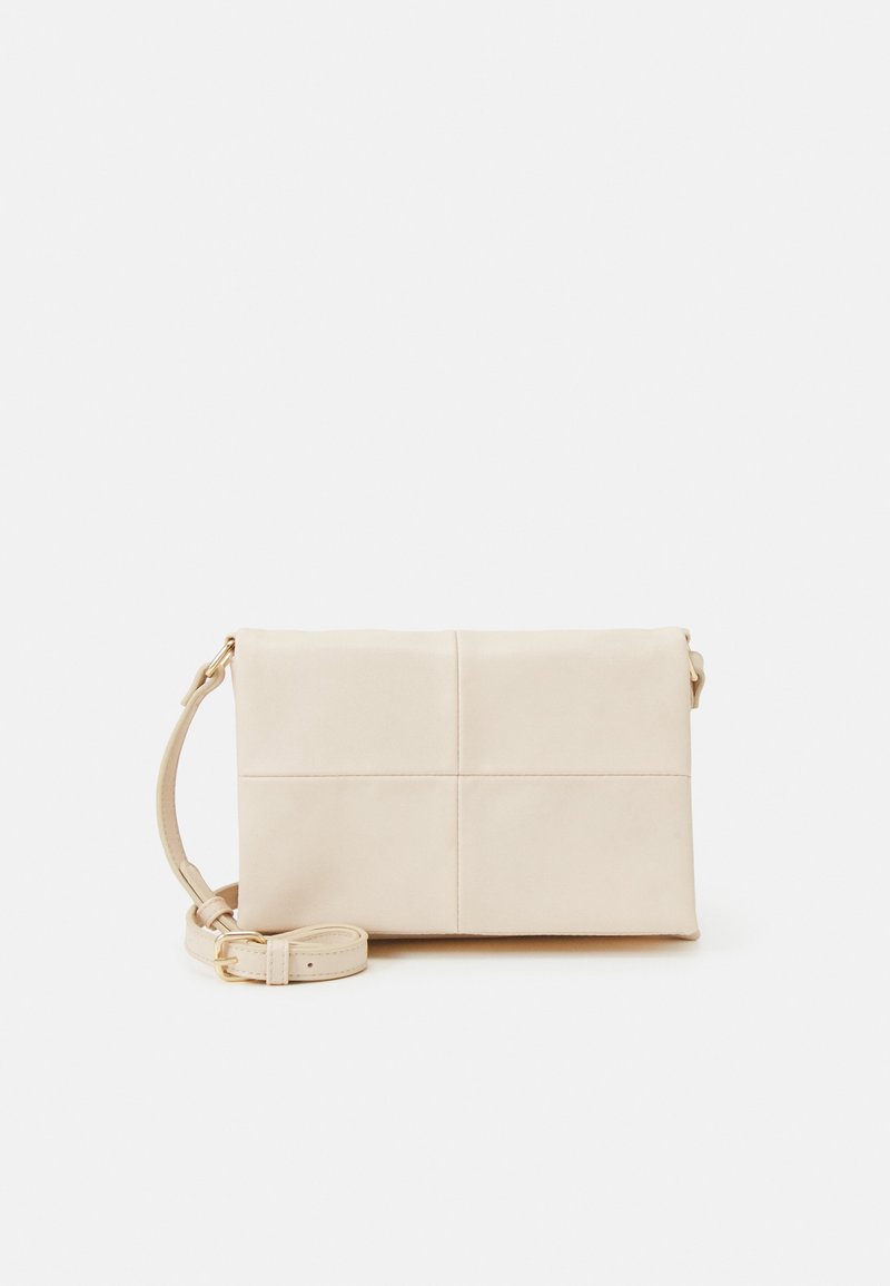 Krämfärgad lädercrossbody-väska med en mjuk textur, rektangulär form och en minimalistisk design som har en stickad paneldetalj.