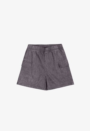 Szare szorty cargo wykonane z trwałego materiału, z elastycznym pasem, dwoma bocznymi kieszeniami oraz teksturowanym, zużytym wyglądem.