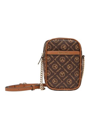 Kleine braune Crossbody-Tasche mit goldener Kettenriemen, Lederbesatz und wiederholendem "Carlo Colucci" Logo-Muster.