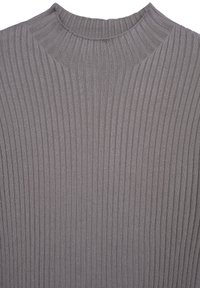 Grauer, gerippter Strickpullover mit Rundhalsausschnitt und vertikalen strukturierten Streifen.
