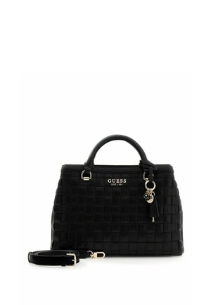 Borsa Guess nera con texture, doppio manico, tracolla staccabile e ciondolo con logo in metallo su sfondo bianco.