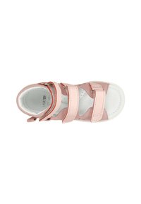 Helle rosa Sandale mit verstellbaren Klettverschlüssen, Wildleder- und Synthetikmaterialien, offenen Seiten und einer weißen Gummisohle.