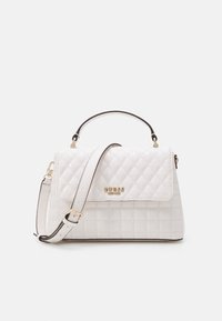 Prošívaná bílá syntetická kabelka s horním držadlem, nastavitelným ramenním popruhem a zlatým logem, s hladkým, lesklým povrchem.