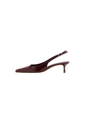 Zapato slingback de charol color burdeos oscuro con punta puntiaguda y tacón bajo de tipo kitten, con una correa ajustable con hebilla.