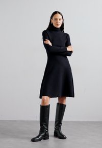 Tiger of Sweden MALAYA - Stickad klänning - light ink