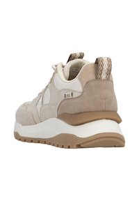 Baskets de sport beige et blanches en matériaux suédés et synthétiques, avec un onglet de talon texturé et une semelle en caoutchouc robuste.